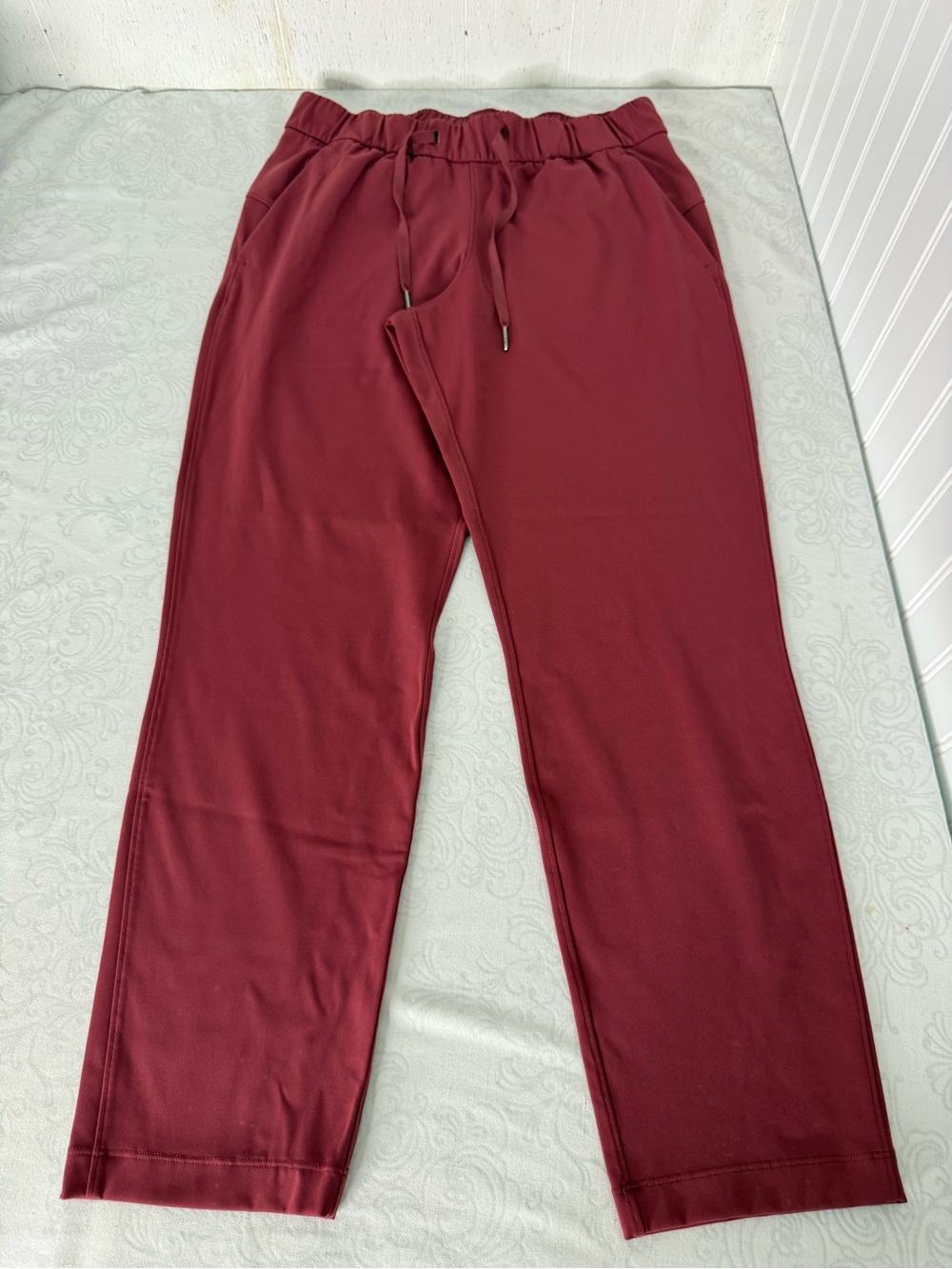 Lululemon On The Fly  Straight Leg Ankle Crop Pants Size 6